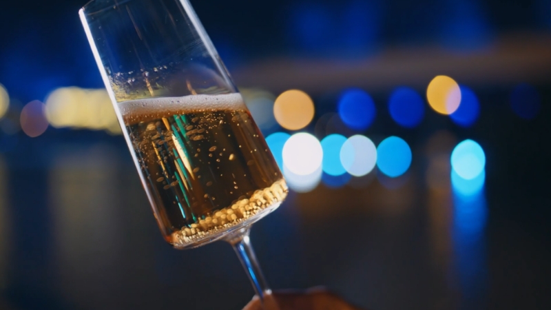 Čaša šampanjca u noćnom ambijentu prikazuje negativan uticaj alkohola na kvalitet sna