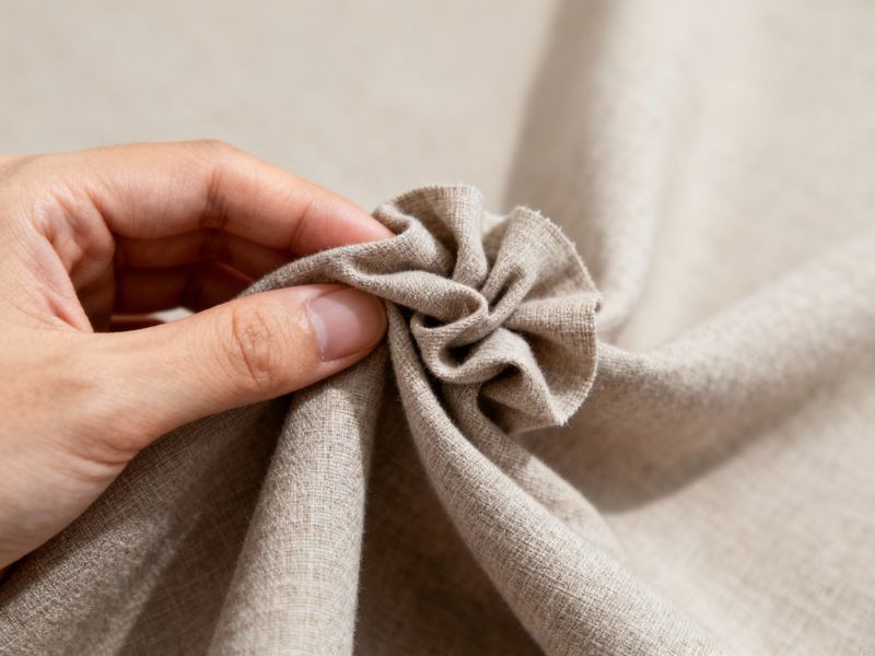 osoba proverava testom gužvanja koliko se gužva materijal za odeću
