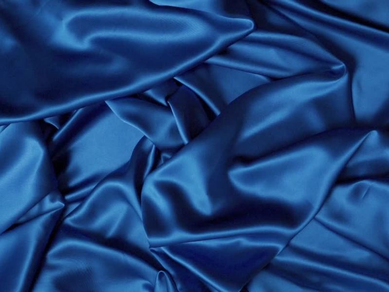 izgužvan materijal svile u plavoj boji