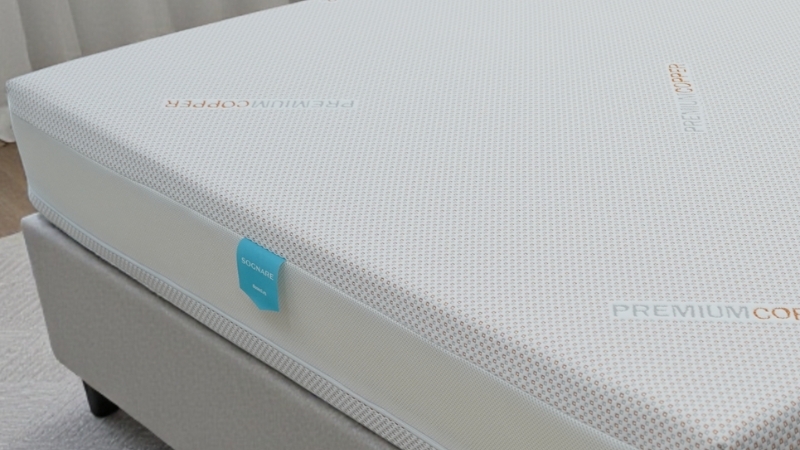 Medio dušek na krevetu u spavaćoj sobi