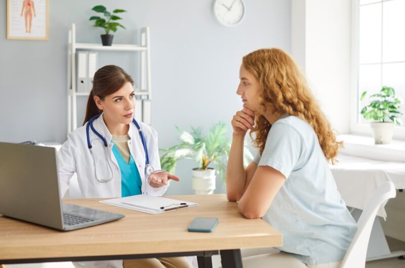 Lekar razgovara sa pacijentkinjom i daje savet o izboru terapije