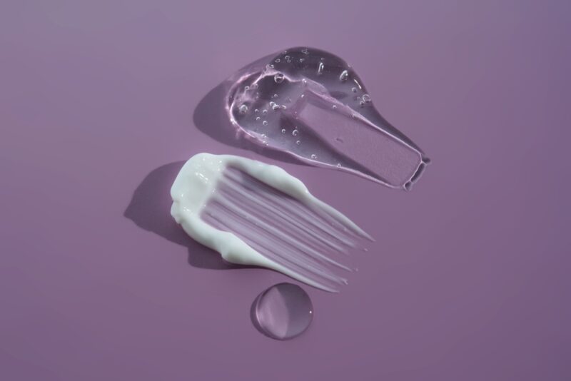 Prikaz gela i kreme različite teksture na podlozi kao simbol izbora terapije