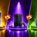 PlayStation 5, Xbox Series X i Nintendo Switch prikazani su na odvojenim osvetljenim postoljima u zlatnoj, ljubičastoj i zelenoj boji, sa velikim „VS” između konzola