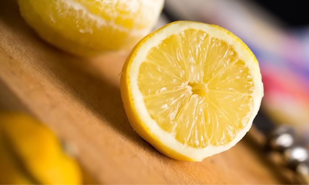 Prepolovljen limun na drvenoj dasci, prirodni izvor vitamina C važnog za normalno funkcionisanje imunskog sistema.